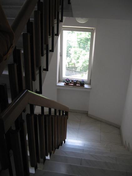 Apartament cu 3 camere semidecomandat în P-ța Dorobanți