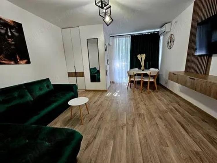 Garsonieră decomandată în Titan