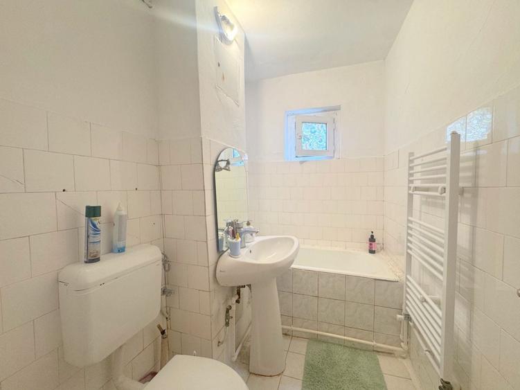 Apartament cu 3 camere semidecomandat, mobilat în Girocului