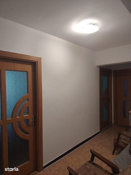 Apartament cu 3 camere decomandat în Cornișa