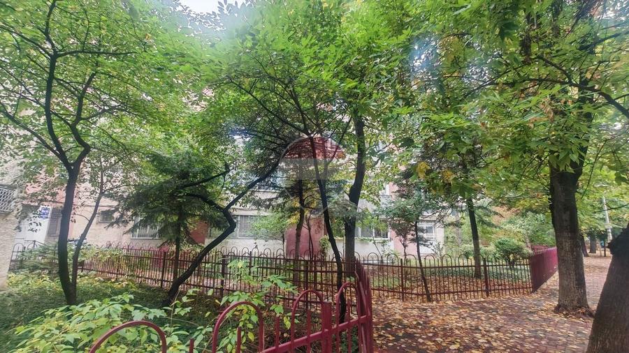 Apartament cu 4 camere semidecomandat în Titan
