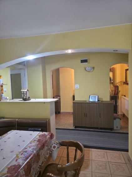 Apartament cu 3 camere decomandat în Sineasca