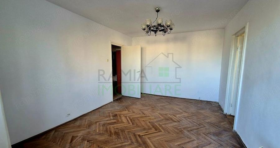 Apartament cu 3 camere semidecomandat în Astra