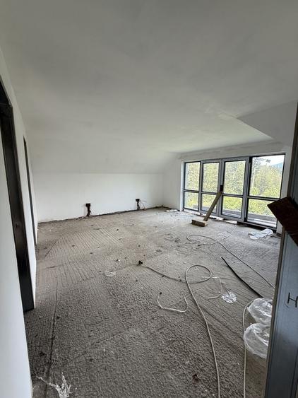 Casă cu 4 camere în Clăbucet