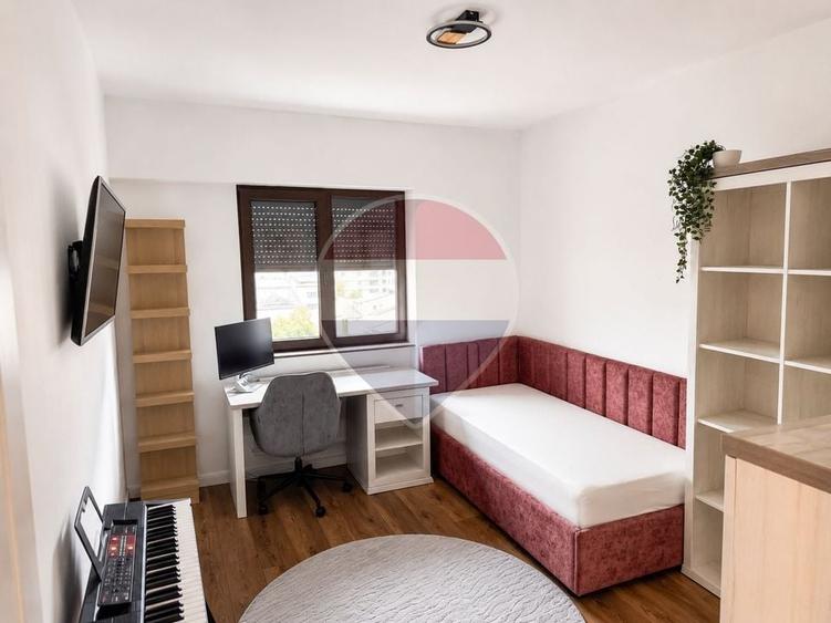 Apartament cu 4 camere decomandat în Periferie