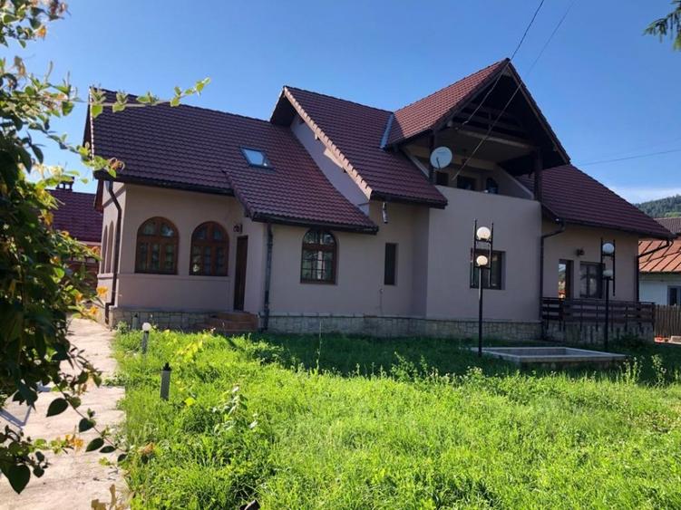 Casă individuală cu 9 camere cu Piscina în Central