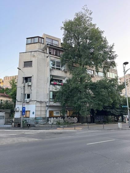 Apartament cu 3 camere semidecomandat în P-ța Victoriei
