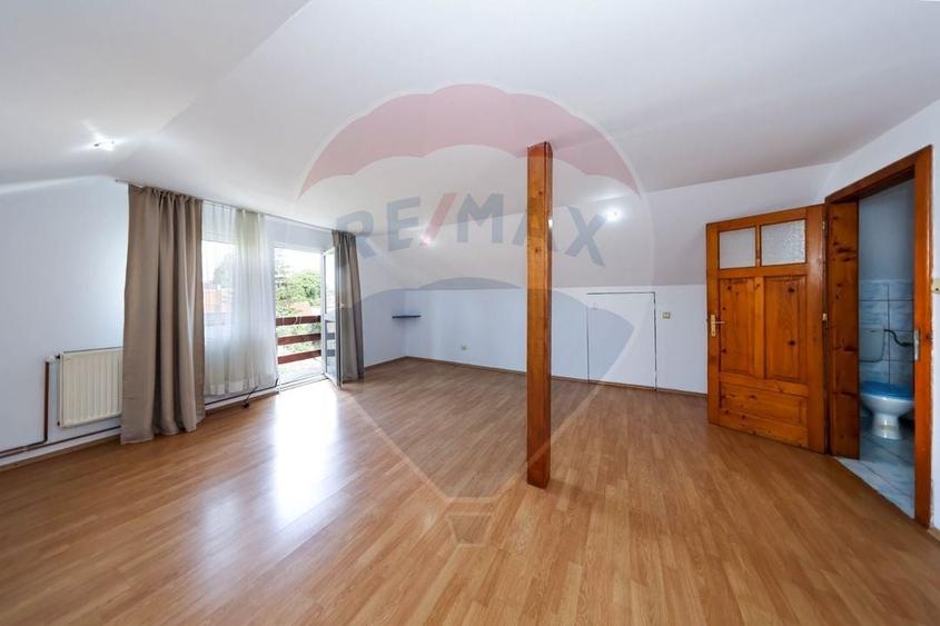 Casă individuală cu 8 camere cu Teren 720 Mp în Central