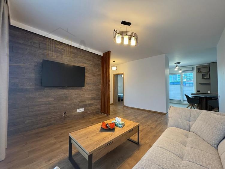 Apartament cu 3 camere semidecomandat, mobilat în Semicentral