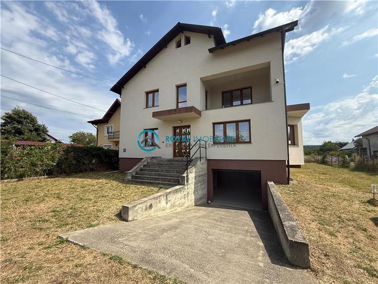 Casă individuală cu 5 camere cu Teren 3700 Mp în Central