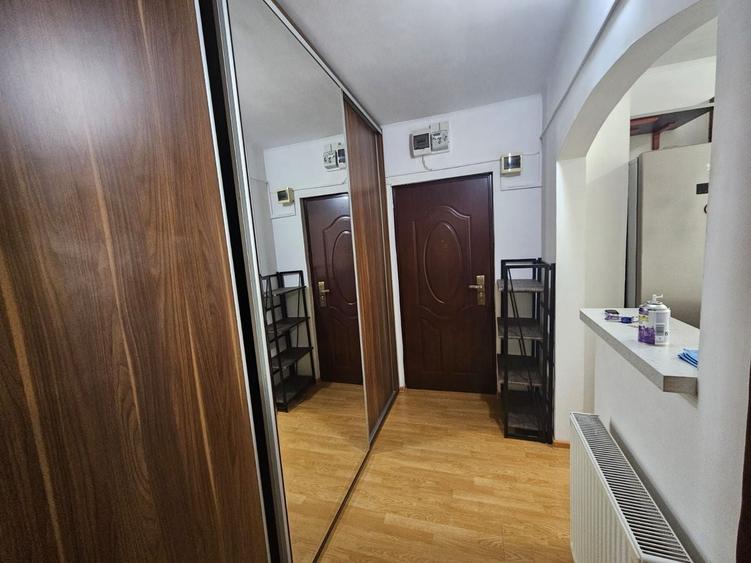 Apartament cu 3 camere semidecomandat în Negru Vodă