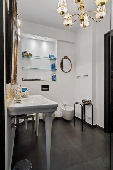 Apartament cu 6 camere decomandat, mobilat în Cotroceni