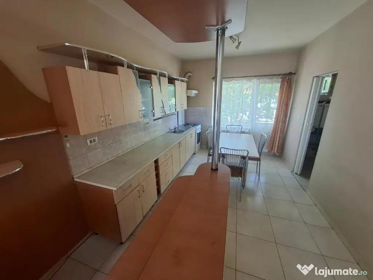 Apartament cu 3 camere semidecomandat în Vest