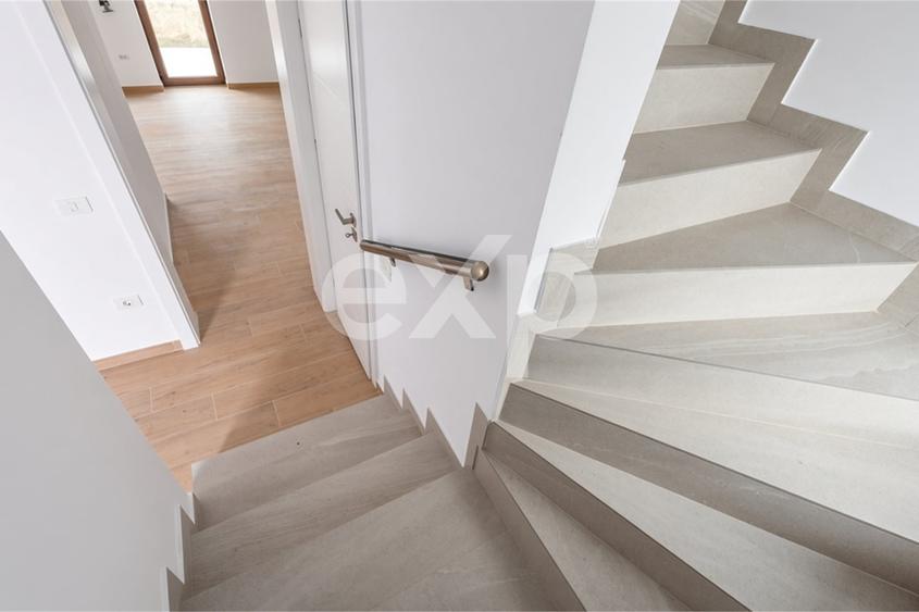 Duplex cu 4 camere cu Canalizare în Covaci