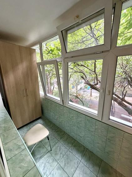 Apartament cu 3 camere semidecomandat în Berceni