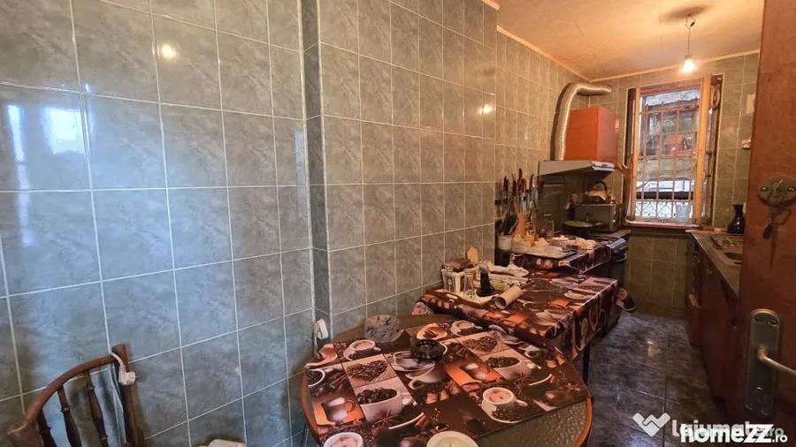 Apartament cu 3 camere semidecomandat în Romană
