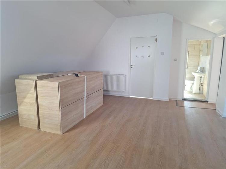Casă individuală cu 6 camere cu Canalizare în Exterior Est