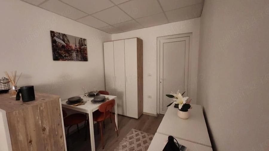 Garsonieră decomandată în Vest