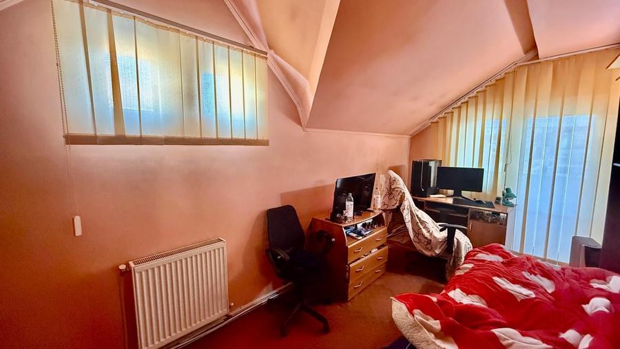 Casă cu 8 camere cu Teren 250 Mp în Păcurari