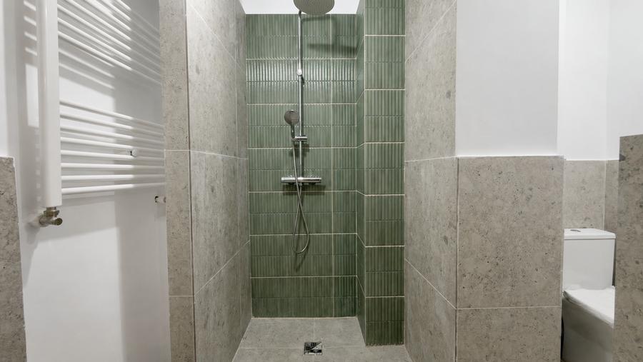 Apartament cu 5 camere decomandat în P-ța Victoriei