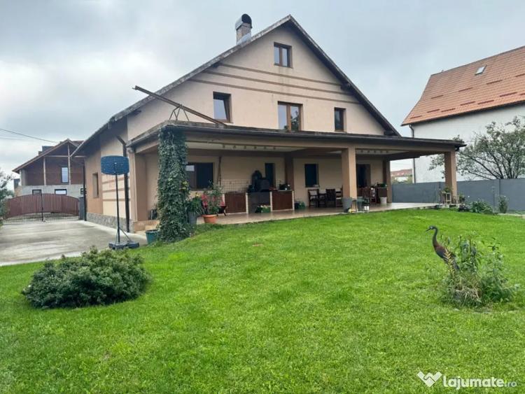 Casă cu 5 camere cu Teren 1000 Mp în Săsar