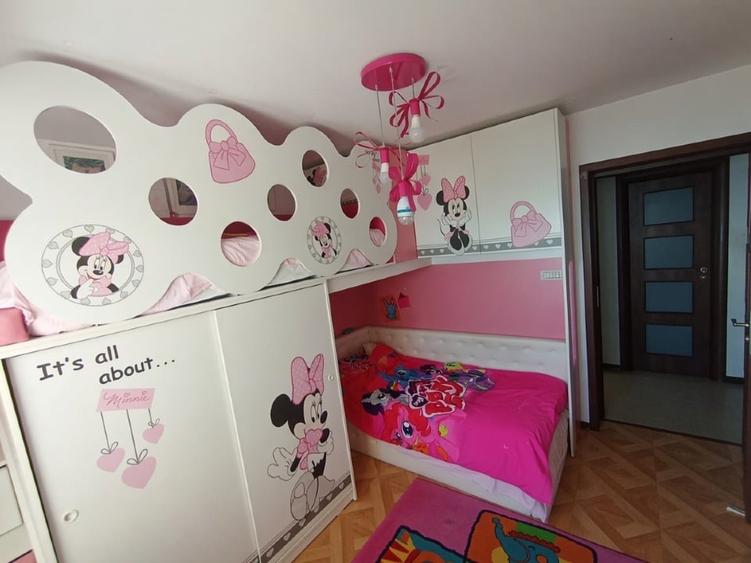 Apartament cu 3 camere decomandat, mobilat în Faleza Nord