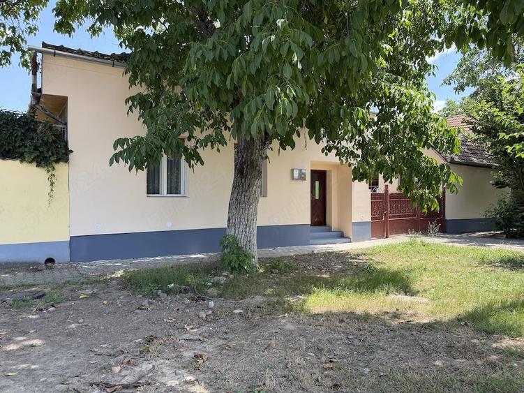 Casă cu 3 camere cu Teren 1300 Mp în Central