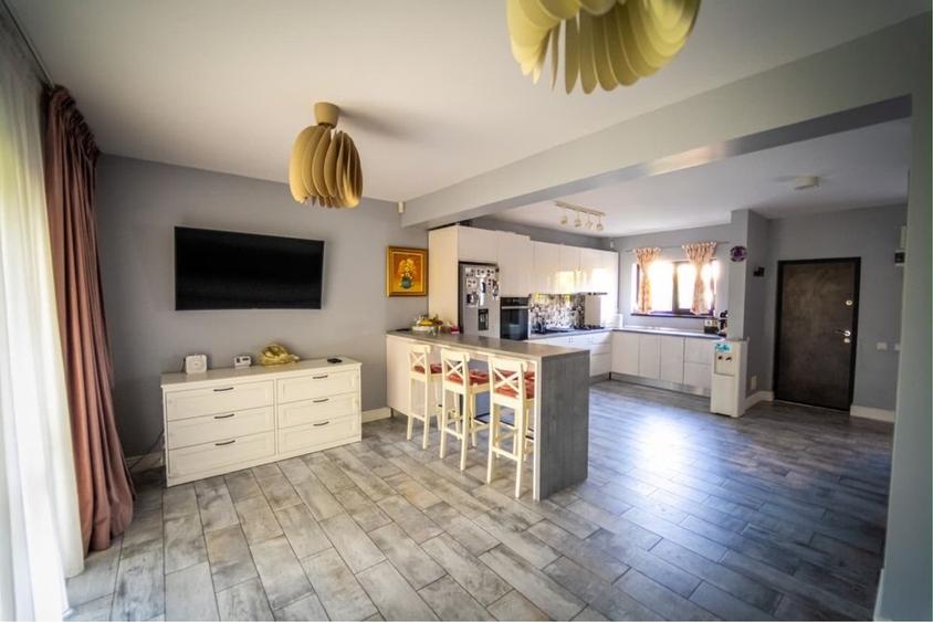 Casă cu 3 camere în Olteni