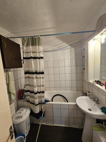 Apartament cu 3 camere decomandat în Exterior Vest