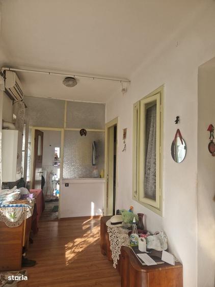 Casă cu 3 camere semidecomandat în Central