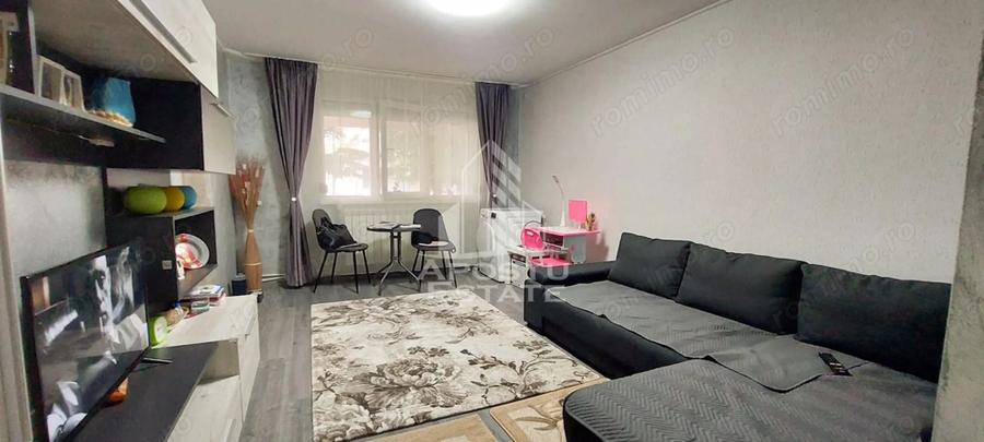 Apartament cu 3 camere semidecomandat, mobilat în Micro 4