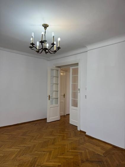 Apartament cu 3 camere semidecomandat în Cotroceni