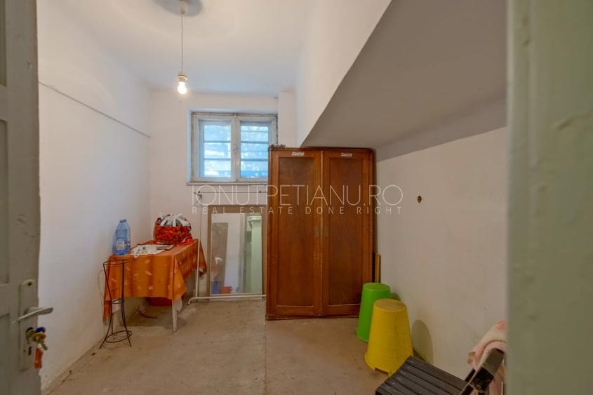 Apartament cu 5 camere semidecomandat, mobilat în Polonă