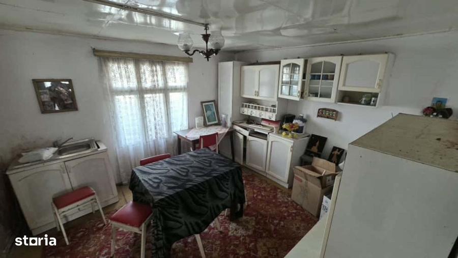 Casă cu 4 camere semidecomandat în Gologanu
