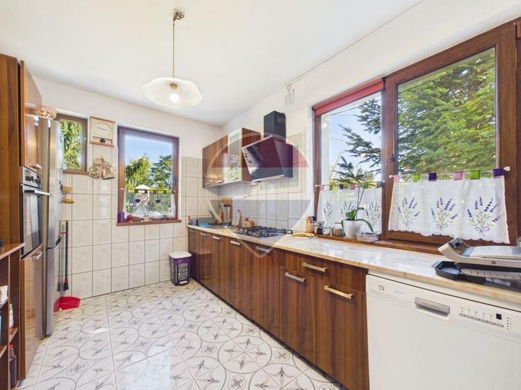 Casă individuală cu 8 camere cu Piscina în Ștefăneștii de Jos