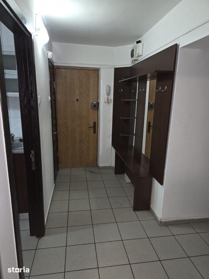 Apartament cu 3 camere decomandat, mobilat în Vitan