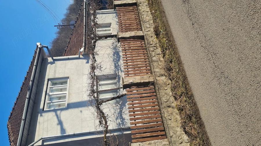 Casă cu 5 camere cu Teren 2 Mp în Laz