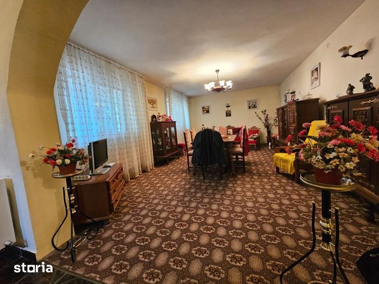 Casă cu 6 camere cu Teren 355 Mp în Central