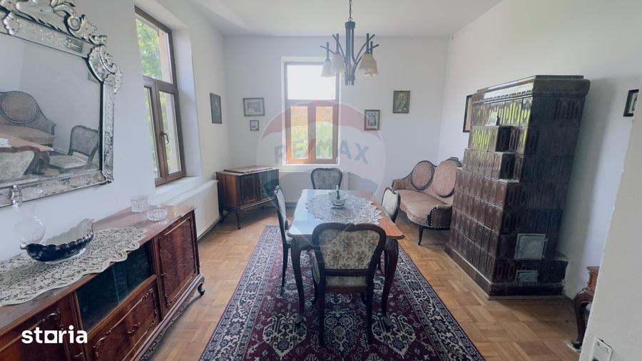 Casă cu 6 camere cu Teren 3300 Mp în Central