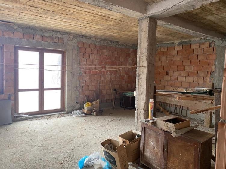 Casă individuală cu 8 camere cu Teren 401 Mp în Central