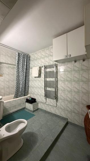 Apartament cu 3 camere decomandat în Calea București