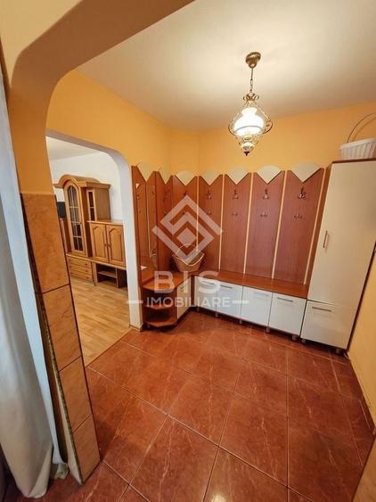 Apartament cu 4 camere semidecomandat în Central