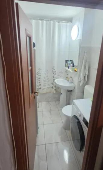 Apartament cu 3 camere decomandat în Florilor