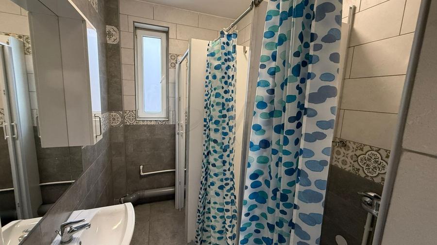 Casă individuală cu 9 camere cu Canalizare în Eminescu