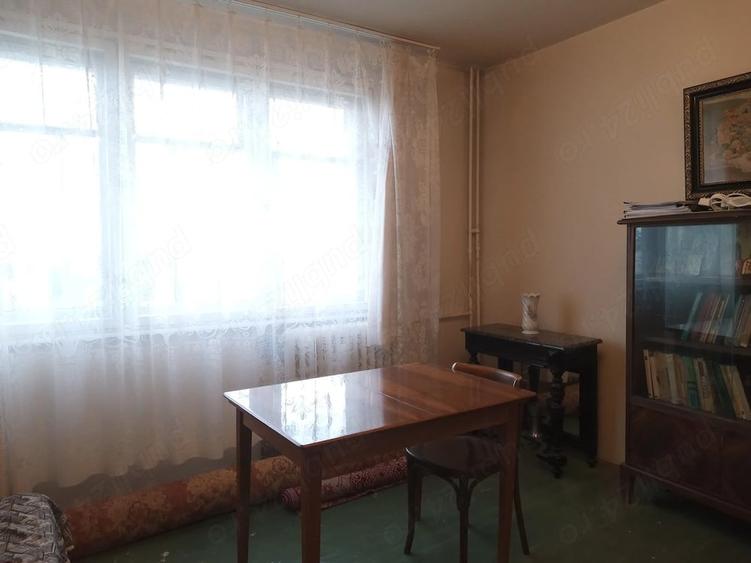 Apartament cu 3 camere semidecomandat în Andrei Mureșanu