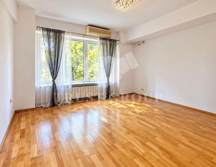 Apartament cu 4 camere decomandat în Primăverii