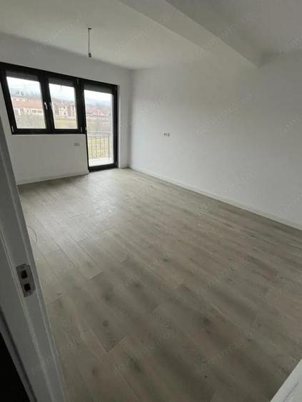 Vand duplex la cheie - suprafa?a utila este de 110 m2 , 3 dormitoare - 3