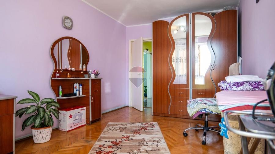 Apartament cu 3 camere semidecomandat, mobilat în Ștefan cel Mare