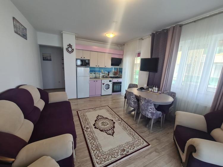 Apartament cu 3 camere semidecomandat, mobilat în Mamaia