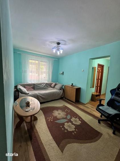 Apartament cu 3 camere semidecomandat în Săsar